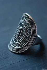 银价波动下年轻人寻消费与投资平衡，银饰成资产配置新宠？