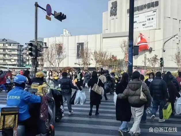 杭州四季青服装批发市场促销活动_冬季服装清仓甩卖_杭州现在服装行情