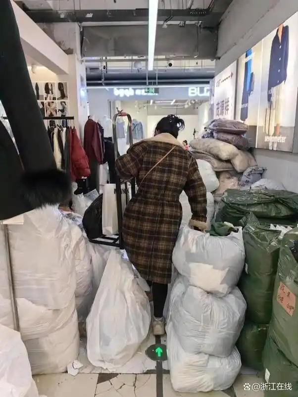 杭州现在服装行情_冬季服装清仓甩卖_杭州四季青服装批发市场促销活动