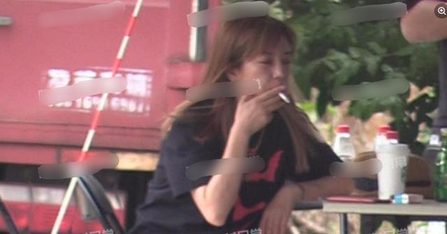 赵薇索赔案终审败诉罚43万 片场素颜吸烟状态差(图)