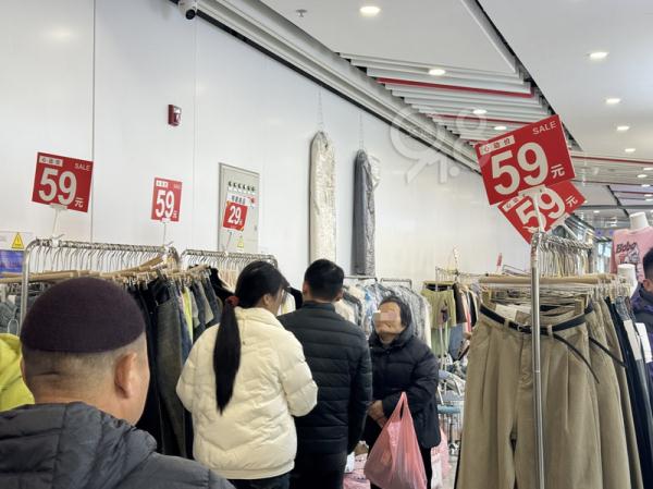 人从众……卖疯了！杭州这些地方大排长龙，有人一口气带走七八件