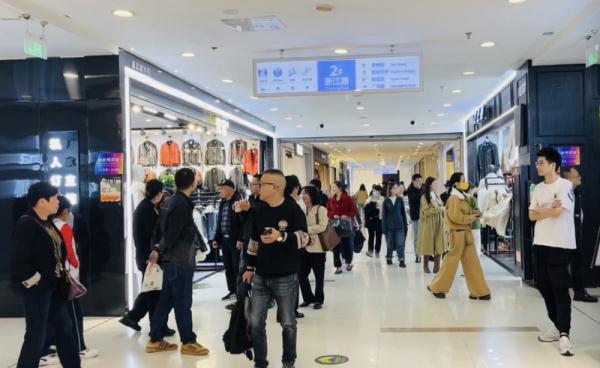 人从众……卖疯了！杭州这些地方大排长龙，有人一口气带走七八件