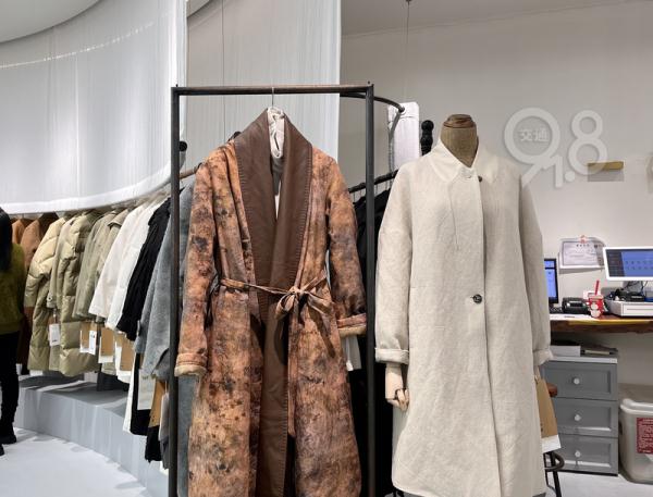 人从众……卖疯了！杭州这些地方大排长龙，有人一口气带走七八件