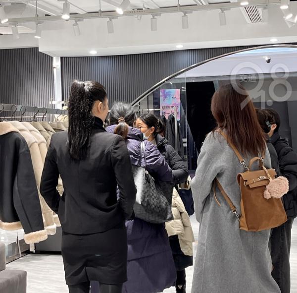 人从众……卖疯了！杭州这些地方大排长龙，有人一口气带走七八件